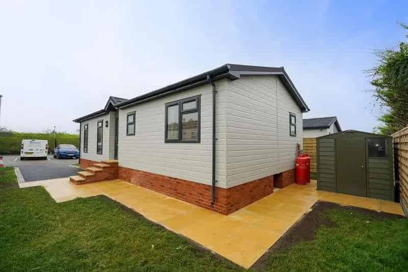 2 Bed Furnished Park Home for Sale in Totternhoe
