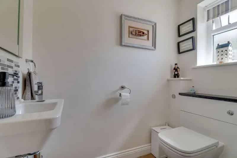 4 Bed Detached House For Sale Near Town Centre