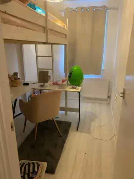 3 Bedroom House with Garden in Goldsworth Park