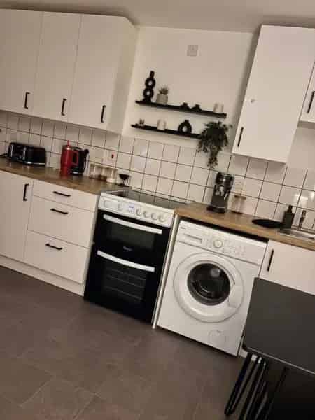 2 Double Bed Flat with En-Suite and Parking in Quiet Village