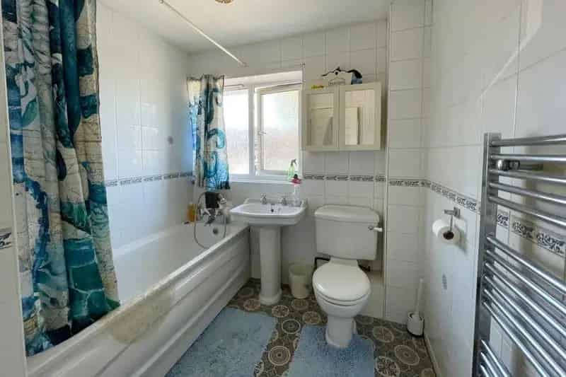3 Bed Family Home Near North Camp Station Hampshire