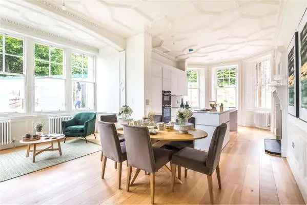 Luxury Apartments in Historic Building with Parkland Access