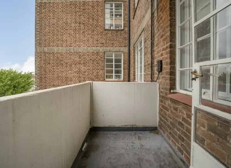 Spacious Art Deco Studio Flat Shepherds Bush Chain Free