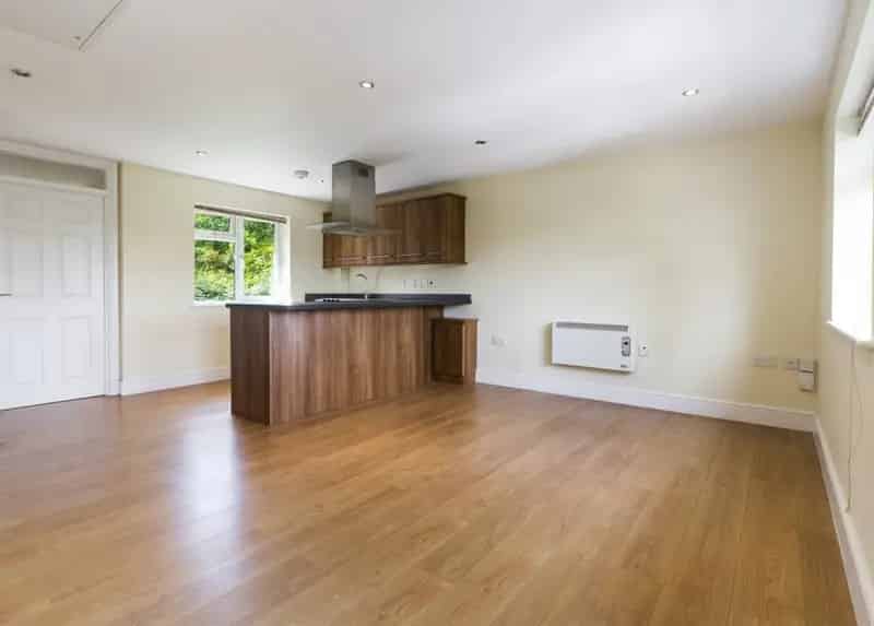 1 Bedroom Flat For Sale - Modern Apartment with Off-Road Parking