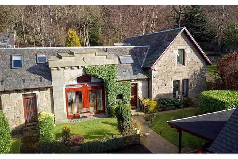 4 Bed House 3 Reception Rooms Coach House with Guest Suite and Solar Panels
