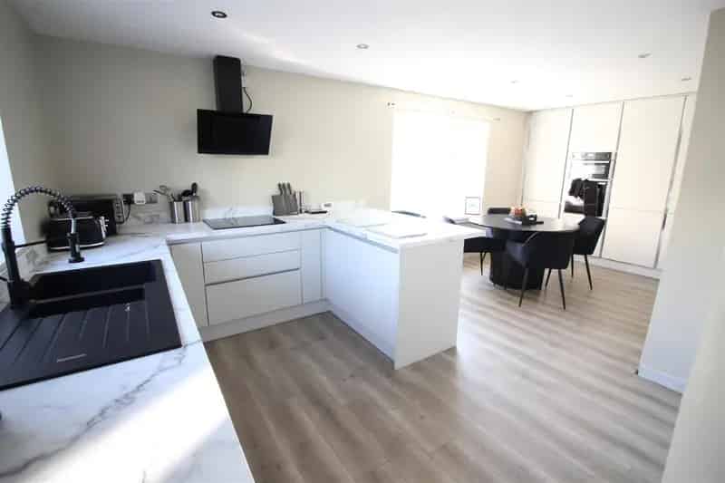 3 Bedroom Semi-Detached House to Rent