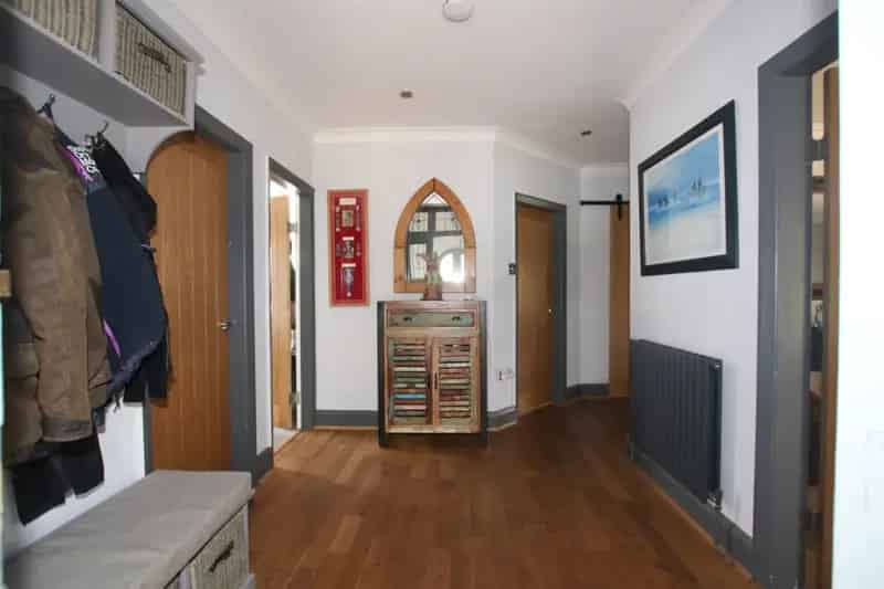 Spacious 4-Bedroom Bungalow with Large Garden and Garage