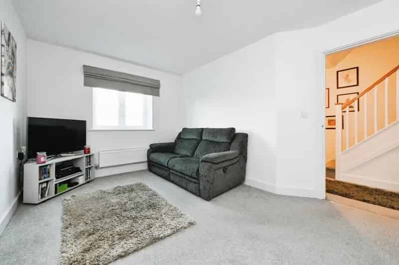 3 Bedroom Semi Detached House with 2 Bathrooms and Driveway Parking