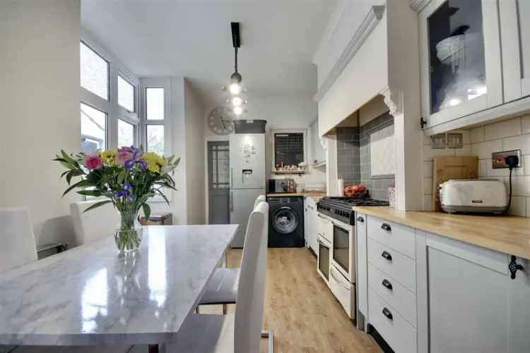 3 Bedroom Terraced House to Rent Lyndhurst Road