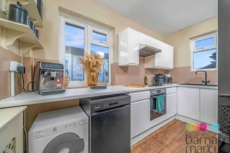 3-Bedroom House in North Finchley with Private Garden and Modern Interior
