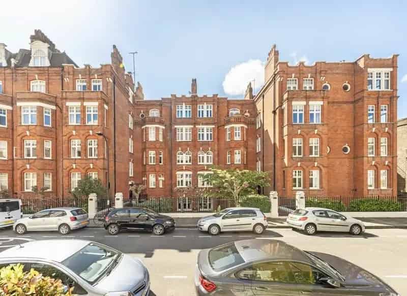 Luxury 3-Bedroom Apartment Near Ravenscourt Park