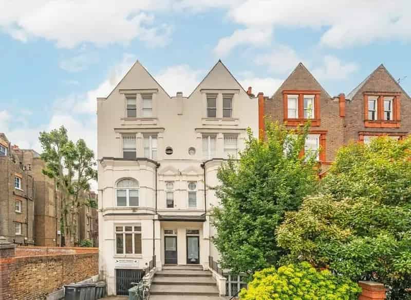 2-Bed Duplex Apartment with Garden and Garage in London