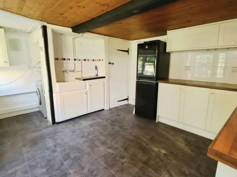 Refurbished 2 Double Bedroom Cottage Carlton Garden Available Now