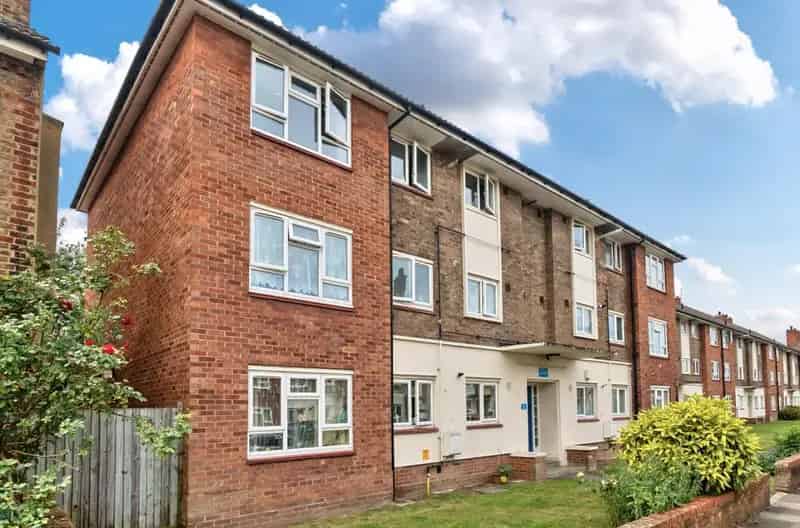 2 Bedroom Flat for Sale Near Shortlands Station