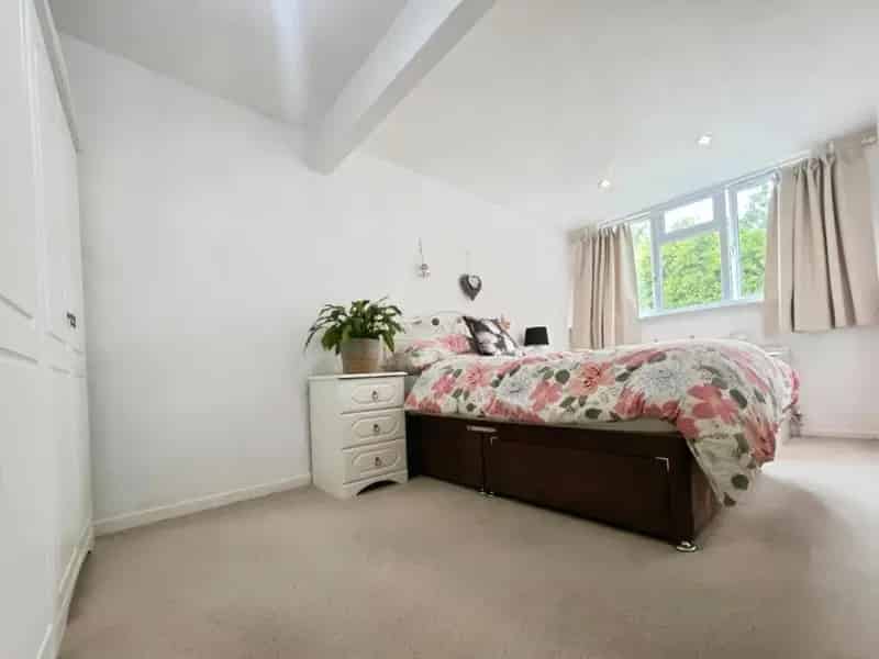 5 Bed House for Sale Stunning Garden Views Excellent Transport Links
