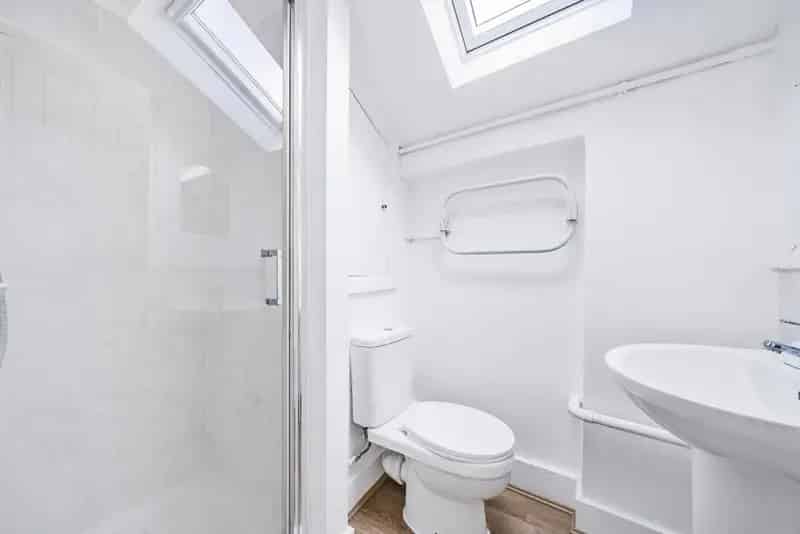 Spacious Refurbished Studio Flat W4 - 999 Year Lease Chain Free