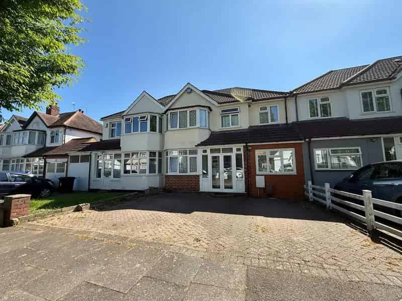 5 bedroom semi-detached house for sale