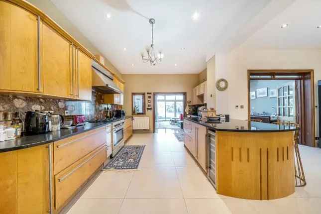 Detached House for Sale in London W13