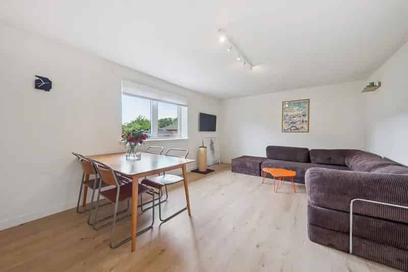 Spacious 2-Bed Top Floor Apartment in Kinning Park Glasgow