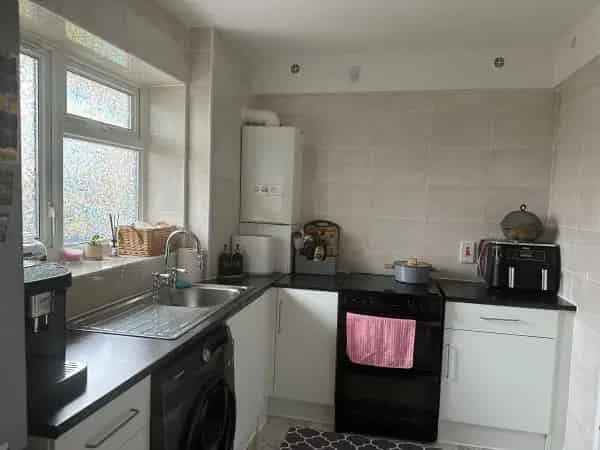 Ground Floor Flat Near Kings College Hospital - Newly Tiled Kitchen & Bathroom