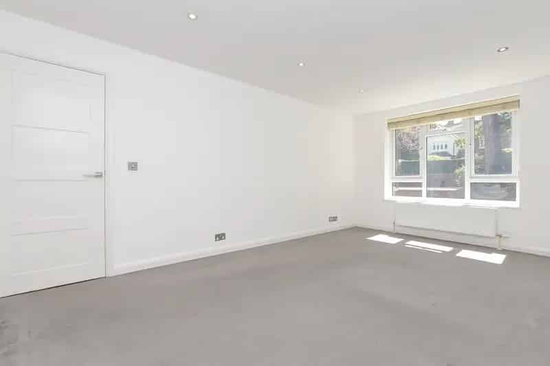 2 Bedroom Flat for Sale Reigate Redhill