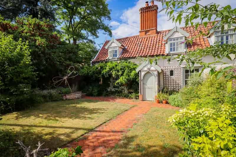2 Bedroom Grade II Listed Cottage for Sale in Ufford