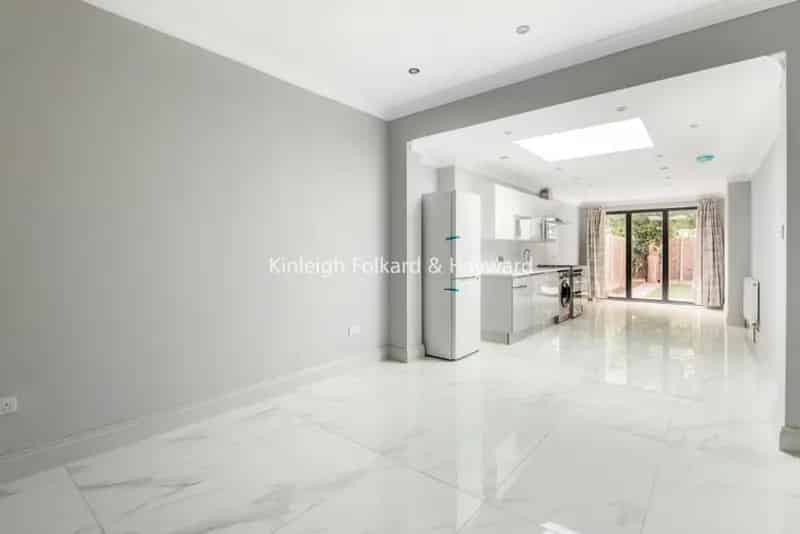 Stunning 2-Bedroom Garden Flat Available May