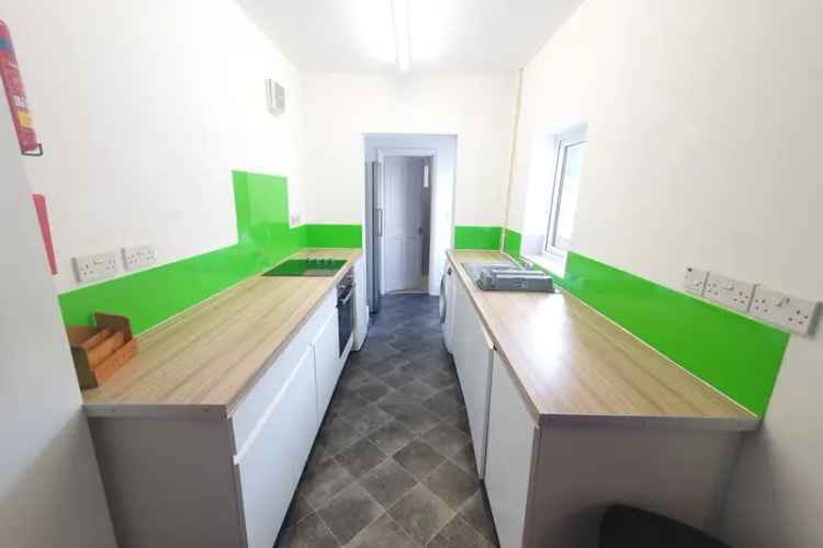 5 Bed 2 Bath House with Open Plan Kitchen Diner and Garden