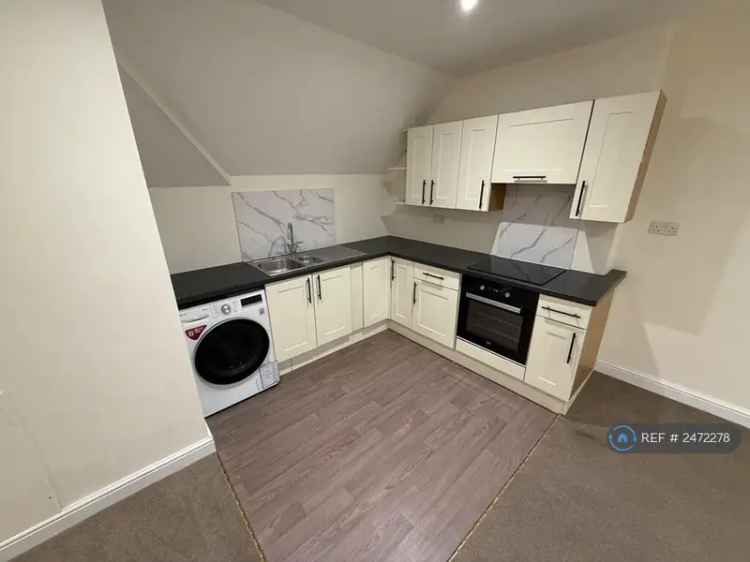2 Bedroom Flat Available May 2025