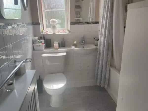 3 Bedroom House with 2 Bathrooms and Fitted Wardrobe