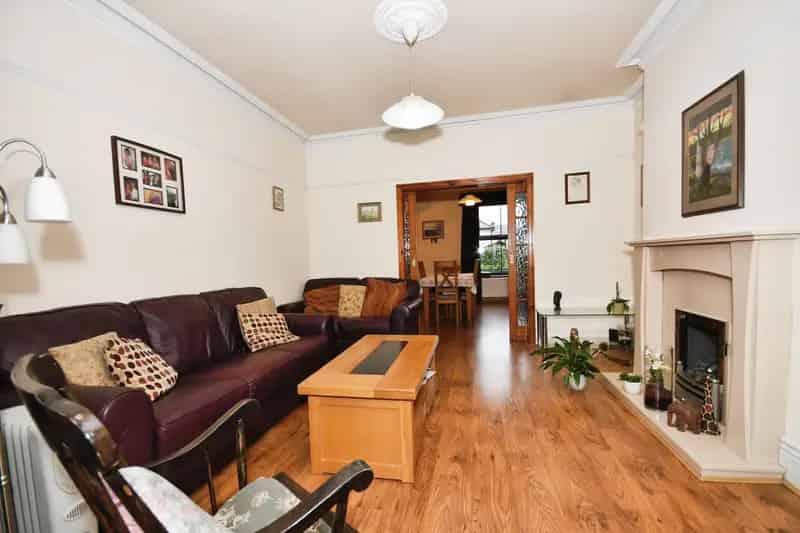 4 Bedroom Mid Terrace House Near Town Centre