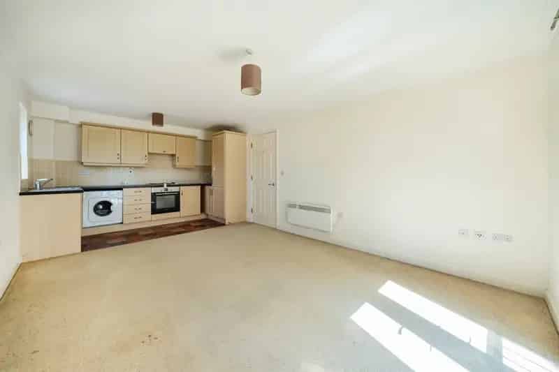 Two Bedroom Apartment Near Town Centre Station No Onward Chain