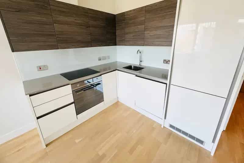 One Bedroom Apartment Town Centre Underfloor Heating Parking Available April