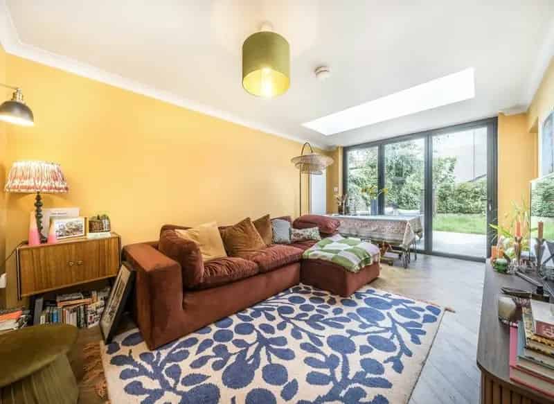 One Double Bedroom Period Conversion Apartment London Fields