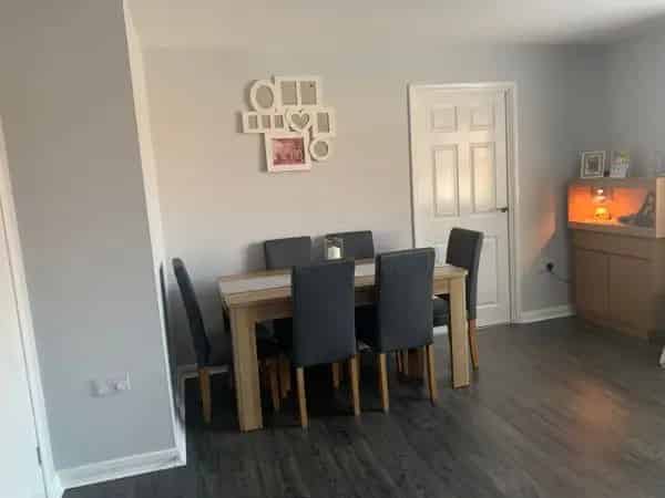 Fully Redecorated Home Near Schools and Park