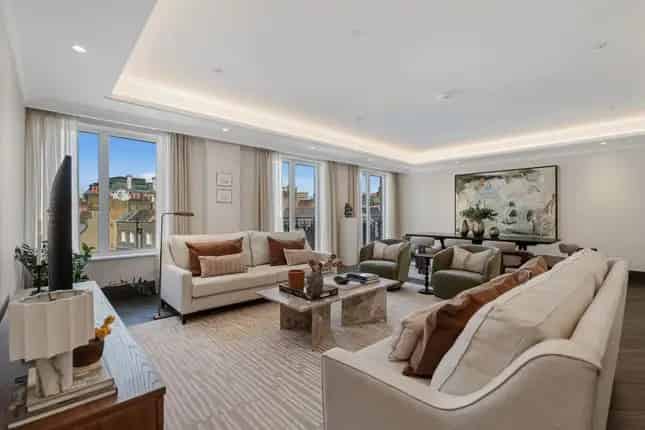 Luxury 3-Bed Apartment in St James's Park, London