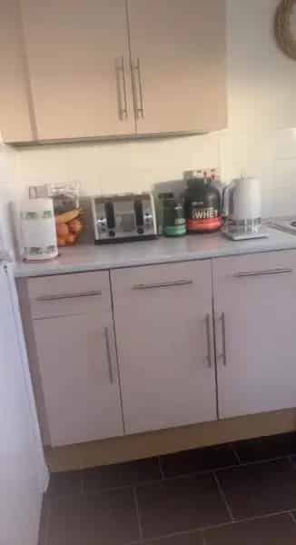 Beautiful 2-Bed End Terrace House Large Gardens Close to Schools