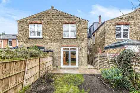 2 Bedroom Flat 107m² London
