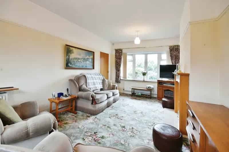 3 Bedroom Semi-Detached House Near Moorside Park