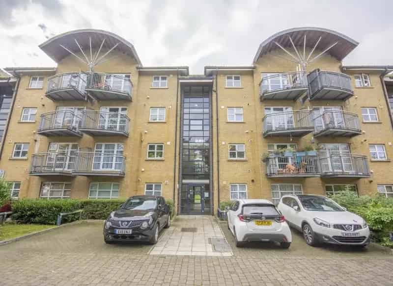 Two Bedroom Apartment Kingsbury  Newly Redecorated