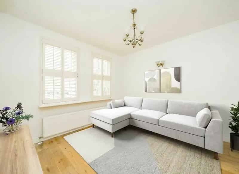 Four Bedroom House in Wimbledon's Battles Area - No Forward Chain