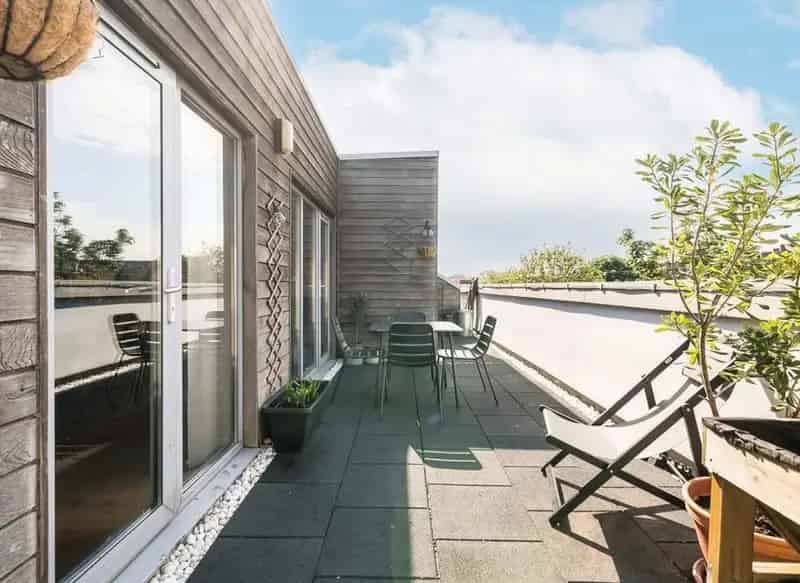 2-Bed Top Floor Apartment Near Whittington Park
