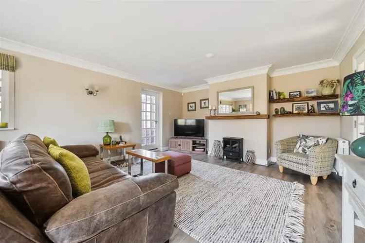 3 Bedroom Semi Detached House for Sale Holdenhurst Village