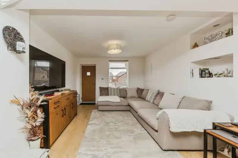 4 Bedroom Semi Detached House Holmes Chapel