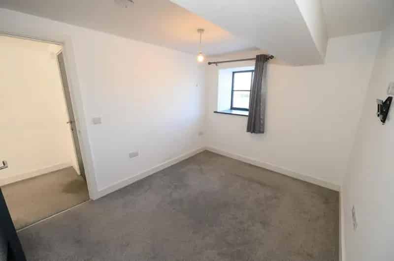 2 bed flat for sale