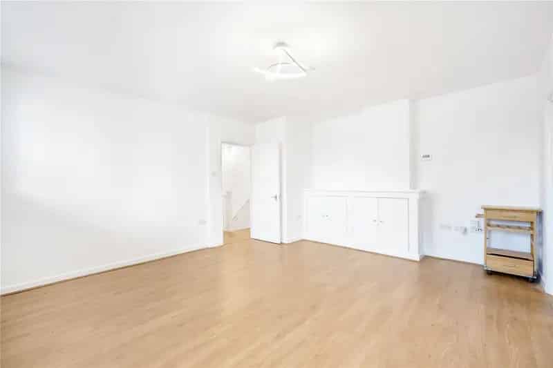 3 Bedroom Flat Wimbledon - Modern, Stylish, Available Now