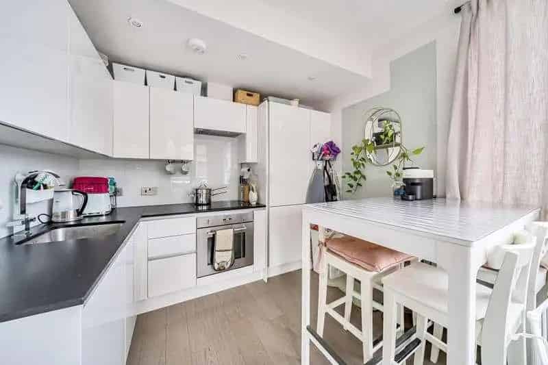 2 bed flat for sale