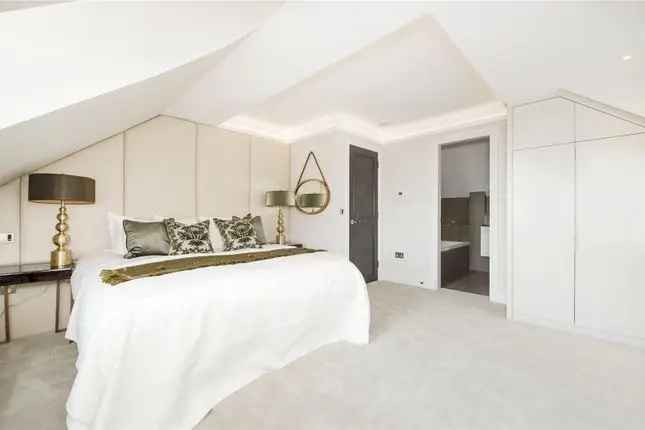 Flat to rent in Arkwright Road, Hampstead, London NW3