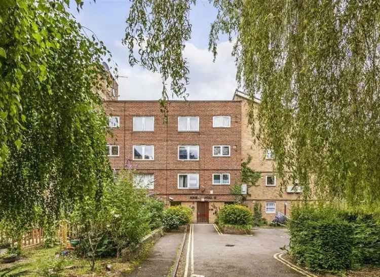 Flat For Sale in Chatsworth Road, London, England