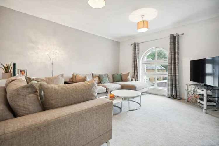 Modern 2-Bed Apartment Near Stirling City Centre with Private Parking